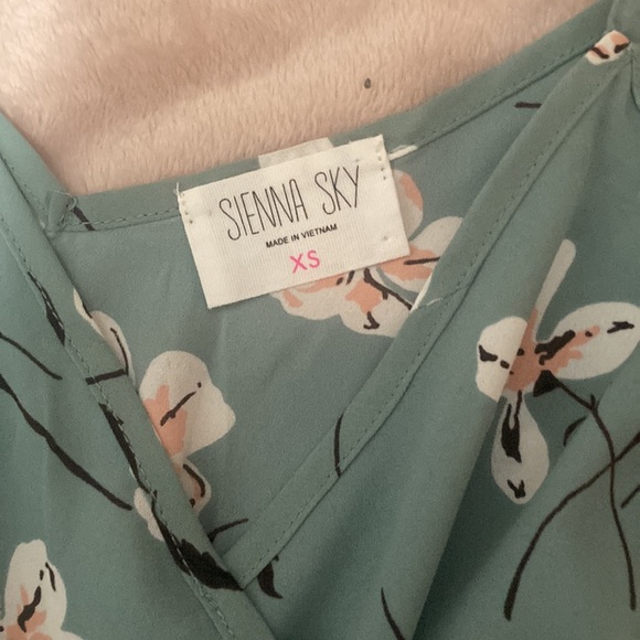 Off the shoulder. Tie on the side - Picture 2 of 2